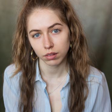 Headshot of Zoe Birkbeck